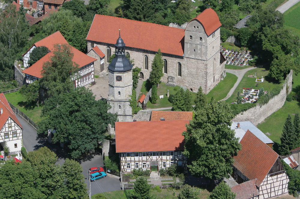 Eine Luftaufnahme der Kirchburg Rohr